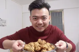 小伙在家炸蔬菜丸子，炸了出来的丸子外酥里嫩，吃出小时候的味道视频封面