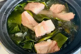 排骨炖海带用盐渍海带头，第一步要这样做，才能又绿又保留营养！