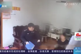 女子超市上班卖假洗衣液2年，民警现场找到存货近100箱！视频封面