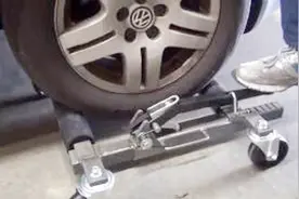 老外发明挪车神器，5分钟轻松推走汽车，专治各种乱停车视频封面