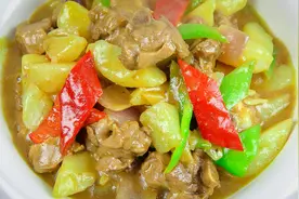 一个土豆一只鸡腿，厨师长做成“咖喱鸡块”，鸡肉嫩滑可口