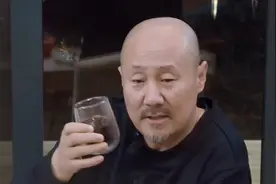 腾格尔酒量究竟有多大，四十五度白酒能喝两斤，喝完弹钢琴还特棒