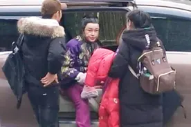 67岁刘晓庆素颜照曝光，面容苍老跟自拍判若两人，用手遮脸怕被拍视频封面