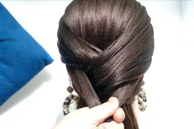 教你一个人可编的鱼尾辫扎发技巧，很快就能扎好！