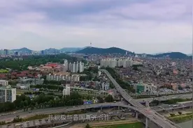 美国姑娘来中国，街上看到这幕难以置信：这在美国根本不可能！视频封面