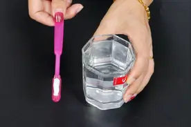 牙齿又黄又黑？教你一个刷牙的小技巧，水里加一点，牙齿立马变白