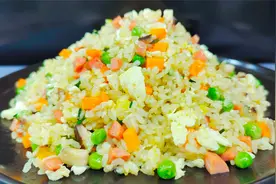 蛋炒饭10人做9错，饭店大厨教你正确做法，粒粒分明不粘连不油腻