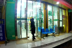 四川南充：妹子宅家防疫10天，跑遍全城的药店，能买到多少口罩？视频封面