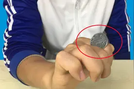 魔术教学：单手滚硬币！简单又帅气的手法，餐桌上去骗朋友玩