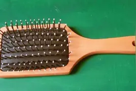 用久的梳子油腻腻，脏兮兮的？教你清洗方法，快速清洗梳子不费力视频封面