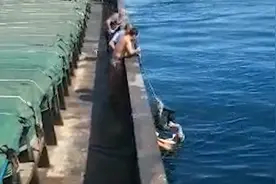 60岁男子海上漂流20小时遇货轮获救 救援人员：就和中头奖一样视频封面