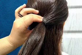 中长发妈妈就这样扎头发，减龄显年轻特百搭，扎法也无敌的简单！
