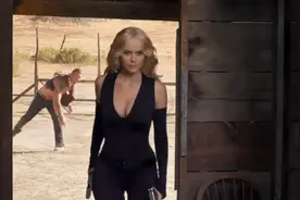 盗宝联：壮汉丢斧子砍女人，不料女人是个冷血杀手，轻松躲开斧子