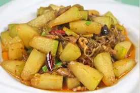冬瓜炒粉条这样做才好吃，怪不得以前炒粉条老粘锅，诀窍全在这里视频封面