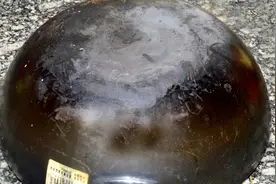 60岁老保姆教我清洗铁锅方法，不用任何洗洁剂，旧锅瞬间变新锅视频封面