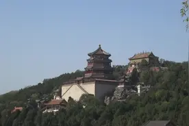 北京颐和园~十七孔桥上的石狮子比卢沟桥上的石狮子多59只。视频封面