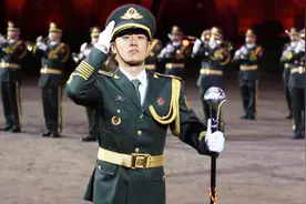 芬兰国际军乐节，中国人民解放军奏《我们的队伍向太阳》霸气入场视频封面