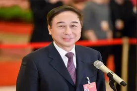 祝贺冯巩当选民革十四届中央副主席，他的书法却早已颇具老干部味视频封面