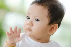 婴儿一天拉几次大便正常？母乳、奶粉各不同，看完视频就知道啦视频封面