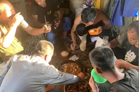 渔船深海作业：焖一锅鱿鱼，鲅鱼白敏鱼黄鱼乱炖，大胖吃撑了！视频封面
