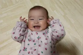 妈妈发出指令让宝宝摸耳朵，小娃摇晃着脑袋的模样，萌翻了视频封面