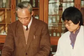 在严谨的学术氛围下，楼之岑为中国药学教育的发展，倾注大量心血视频封面