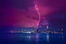 实拍：雷击广州塔全过程，这绝对是有史以来看过最震撼的广州塔