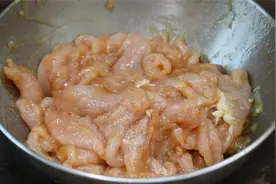 为什么你炒的肉片又老又柴，大厨把秘诀手把手教你，肉片鲜香滑嫩