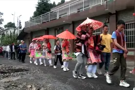 贵州农村一小伙结婚，带着新娘走路到家，送亲队伍一道靓丽的风景视频封面