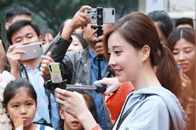 中国网红火到了韩国大街上！冯提莫被邀赴韩国直播，引来万人围观