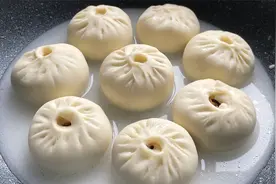 包子不要蒸着吃了，直接放在水里煮一煮，不塌陷不回缩，比蒸的香视频封面