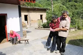 80后单身男子独自一人照料病瘫父母，他是秦岭大山里的孝子视频封面