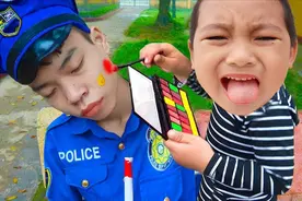 小帅哥警察抓错小正太，气不过的小正太在他脸上涂颜色，太调皮了视频封面
