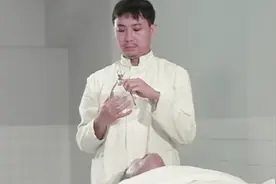 影视：护工把死人推进太平间，顺便把死人金牙拔掉，这外快来的快视频封面