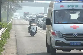 不仅占用应急车道，还来回并线？摩托骑手被处罚