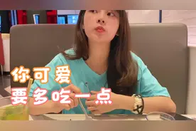 这就是爱情？帅小伙把女友喂到吃撑，自己忘了吃，情侣恋爱日常视频封面