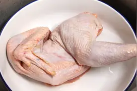 正宗的凉拌白斩鸡做法，不炒也不炖，做法详细易懂，好吃得不行视频封面