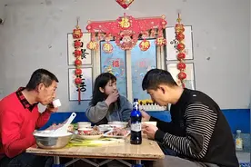 东北腊月29，爷仨挂灯笼，粘福字，贴对联，忙活一下午，太喜庆了视频封面
