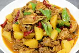 大厨教你新疆大盘鸡的正宗做法，鸡肉软烂脱骨，比吃红烧肉还过瘾视频封面