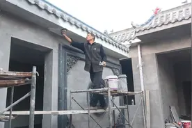 自建中式小院第100天！万能大爷秀“高能”！16米屋檐瞬间就搞定视频封面