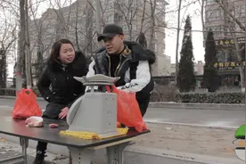半斤是八两还是五两？美女和小伙算账一个比一个迷糊视频封面