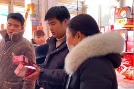 农村小伙要办满月宴，妈妈花1000块买礼请客，哥哥：10块香烟就行