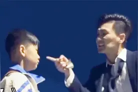 9岁男孩路边卖花被醉汉殴打，路人却纷纷拿出手机拍照！《真相》