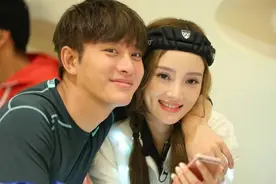 贾乃亮李小璐宣布和平离婚 工作人员回应女儿甜馨抚养权归属视频封面