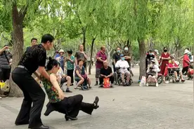 浪漫情歌广场舞《花好月圆夜》两心相爱心相悦，有情人儿成双对