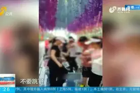 作！大妈集体在玻璃桥上尬舞，导致桥身晃动，保安急得大喊别跳了视频封面