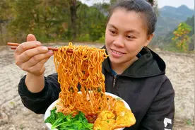 欧妹住深山农村，干完活煮3包火鸡面，加上泡椒和炸蛋辣得一身汗视频封面