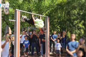 8岁男孩公园里表演太空漫步引人围观，小小年纪臂力惊人！视频封面