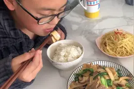 简简单单两个菜，天宇和妈妈吃出了大餐的味道，老家的土豆就是好视频封面