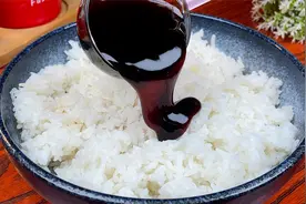 把蚝油倒入米饭中，出锅瞬间变美食，吃一次就忘不了，真香